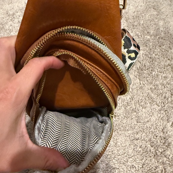 Threaded Pear Riley Sling crossbody - Picture 6 of 7